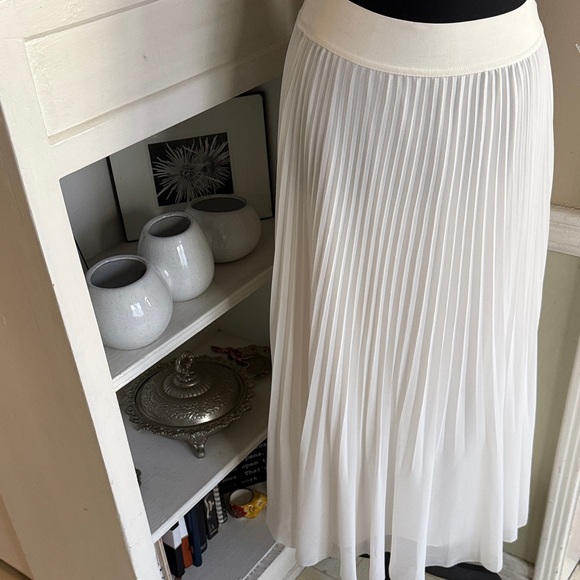 NOT FOR SALE- ARITZIA Elegant White Pleated Skirt - Picture 6 of 6